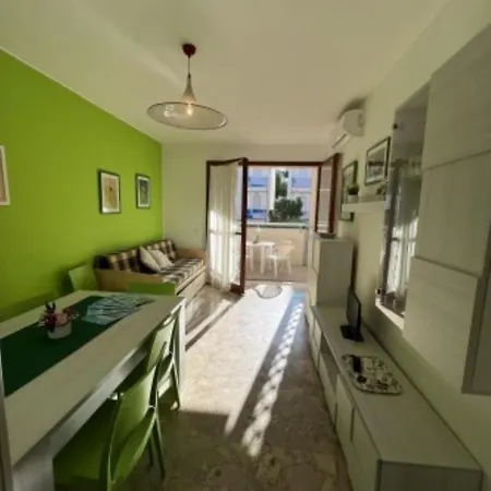 Flat In A Building Surrounded By A Garden 아파트